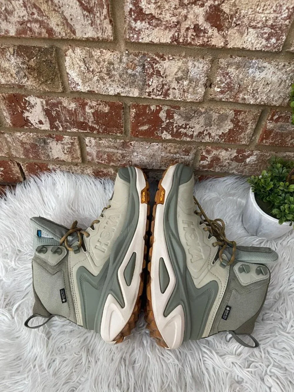 HOKA Kaha 3 GTX hiking boots in sea moss and oat milk color size 10D